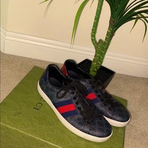 Men's Gucci Monogram Low Top Sneakers size 9